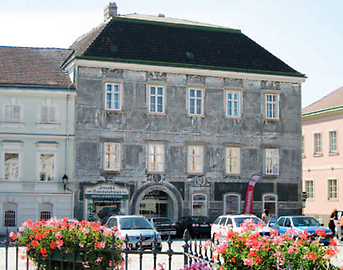 Retz, Hauptplatz, das „Sgraffitohaus“ mit umfangreicher Bilderfolge zur Belehrung und Ermahnung der Bürger