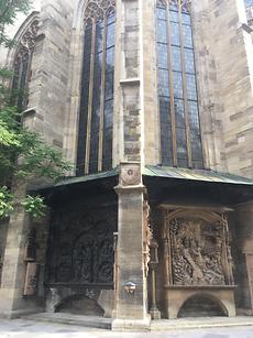 Gotischer Südpfeiler der Stephanskirche mit Sonnenuhr