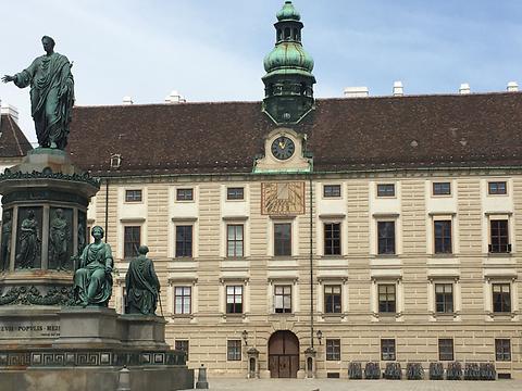 Hofburg mit Statue Kaiser Franz I. und Glockenturm