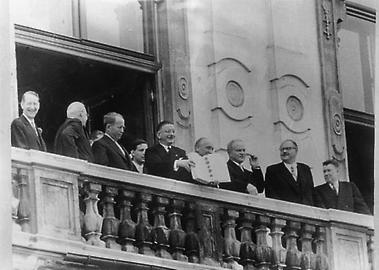 Außenminister L. Figl zeigt den unterzeichneten Vertrag vom Balkon des Belvedere in Wien