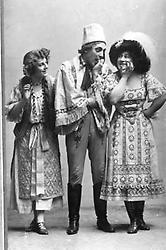 Mizzi Zwerenz (rechts), als Ilona von Köröshaza i. d. Operette 'Zigeunerliebe' von F. Lehár (mit H. Marischka, Mitte, und L. Koppel, links). Foto, 1910., © Bildarchiv der ÖNB Wien, für AEIOU