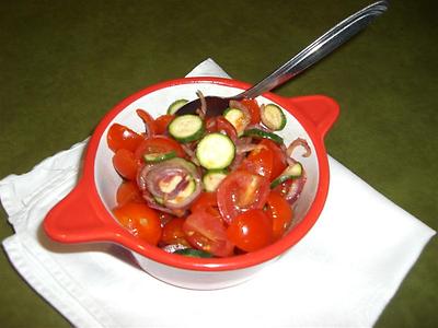 Tomatensalat mit Mini-Zucchini