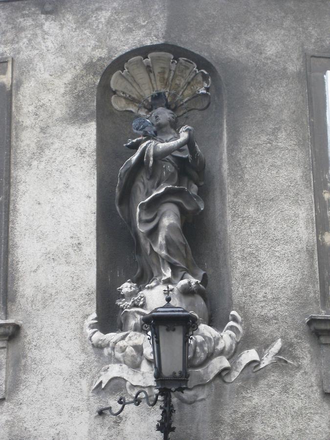 Rundnische mit Muscheldekor und 'Maria Immaculata'-Skulptur