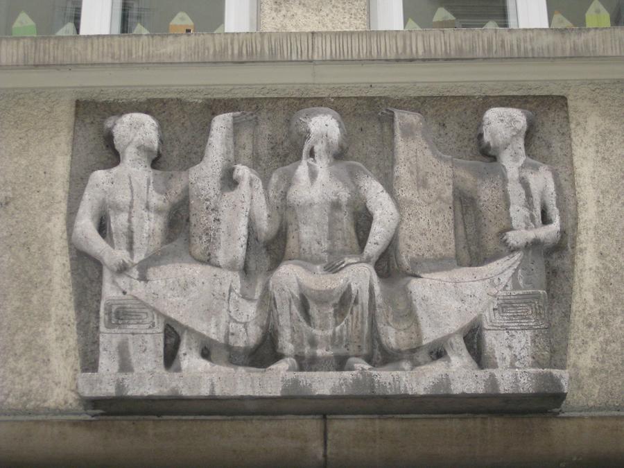 Natursteinrelief 'Stoffhandel' von Oskar Bottoli 1953