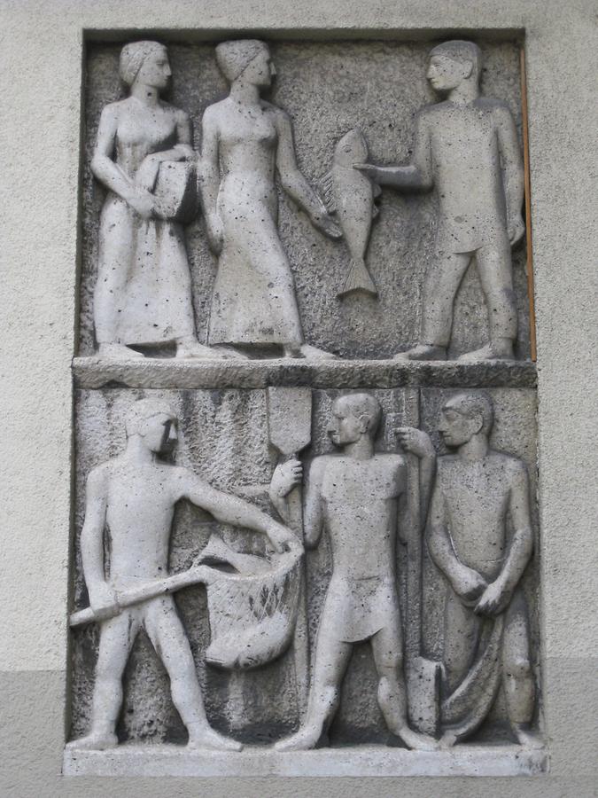 Natursteinrelief 'Fischhandel' von Rudolf Schwaiger 1953