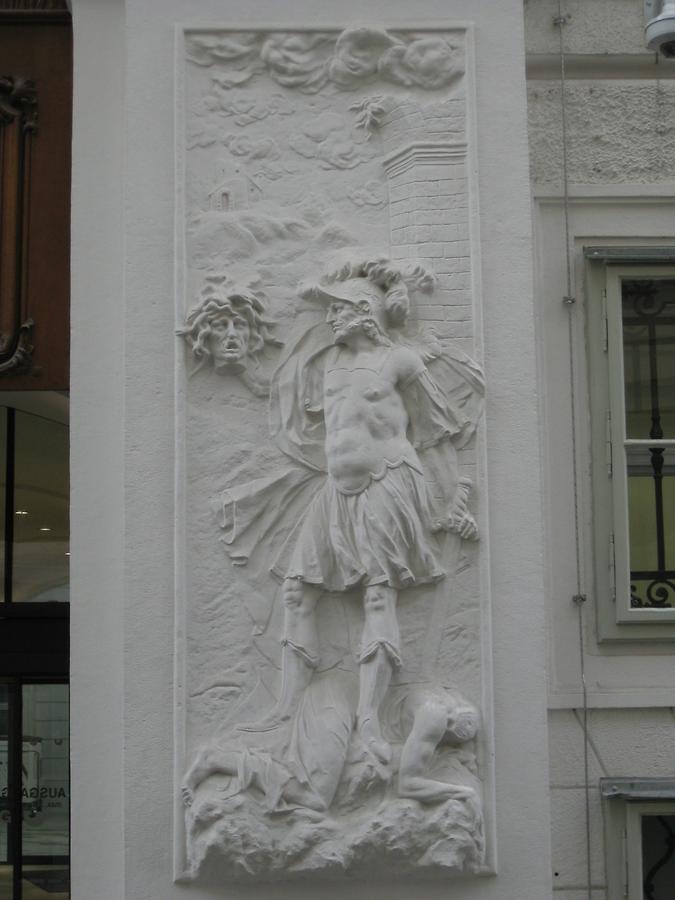 Lisene mit reliefierten Feldern 'Perseus mit dem Haupt des Gorgo' von Lorenzo Matielli