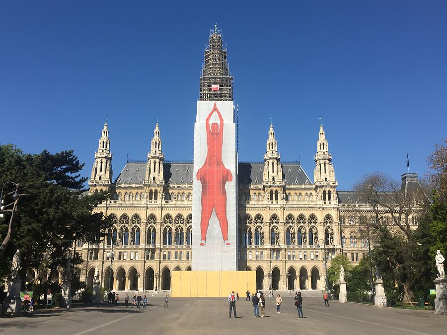 Rathaus-Turmverhüllung mit Kunstinstallation von Ashley H. Scheirl und Jakob L. Knebl 2019