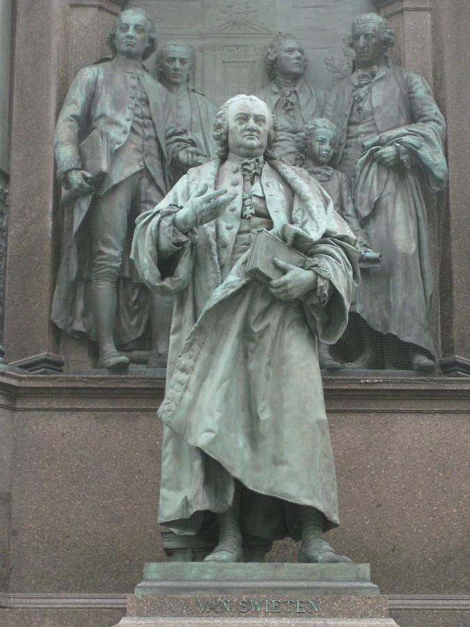 Gerard Freiherr Van Swieten-Standbild mit 4 Wissenschaftern und Künstlern plus Mozart als Kind oberhalb