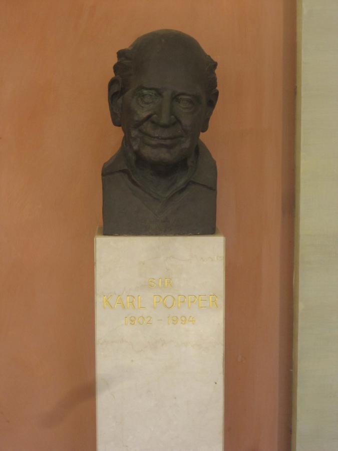Sir Karl Popper Gedenkbüste
