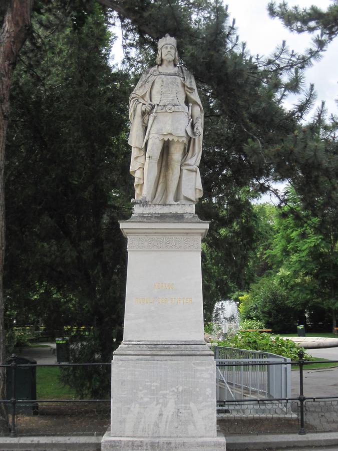 Herzog Rudolf der Stifter Denkmal