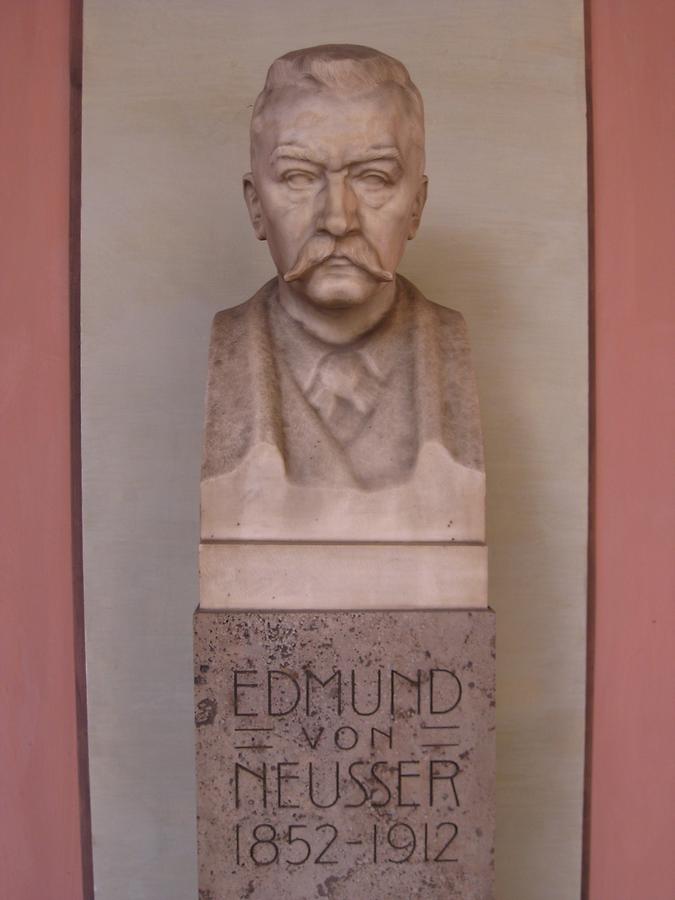 Edmund von Neusser Gedenkbüste