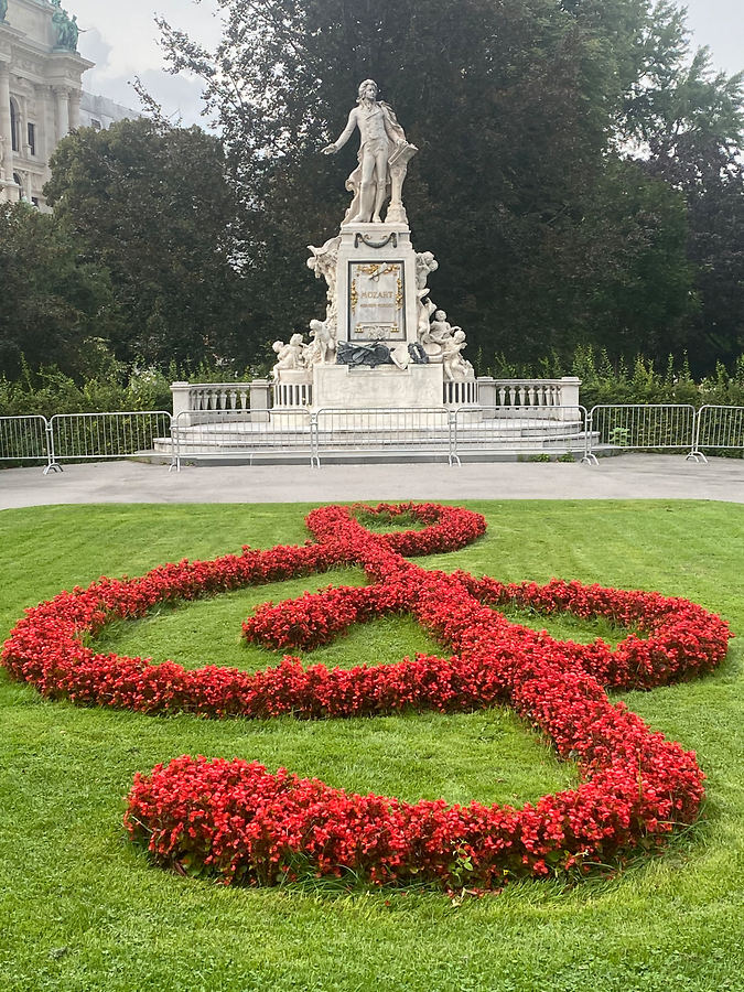 Mozart-Denkmal mit Blumen-Notenschlüssel
