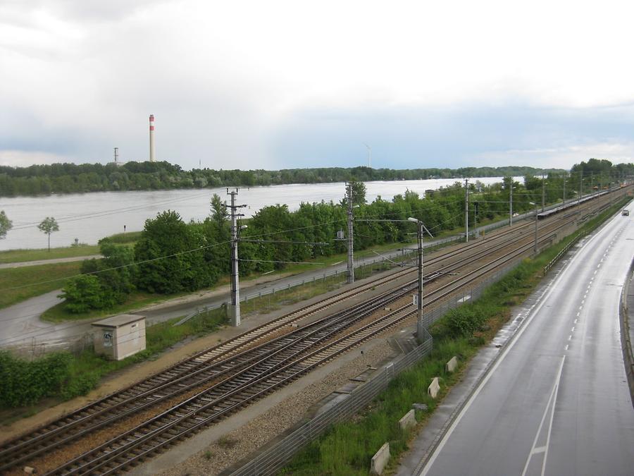 Handelskai Donaukaibahn Donau