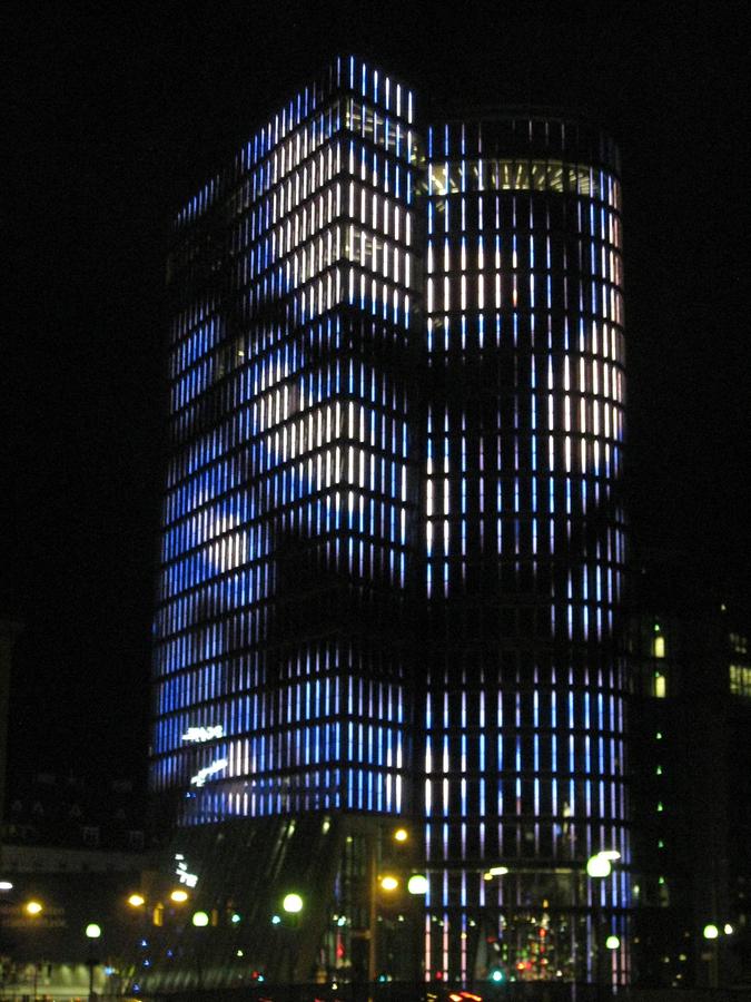 Uniqa-Tower bei Nacht