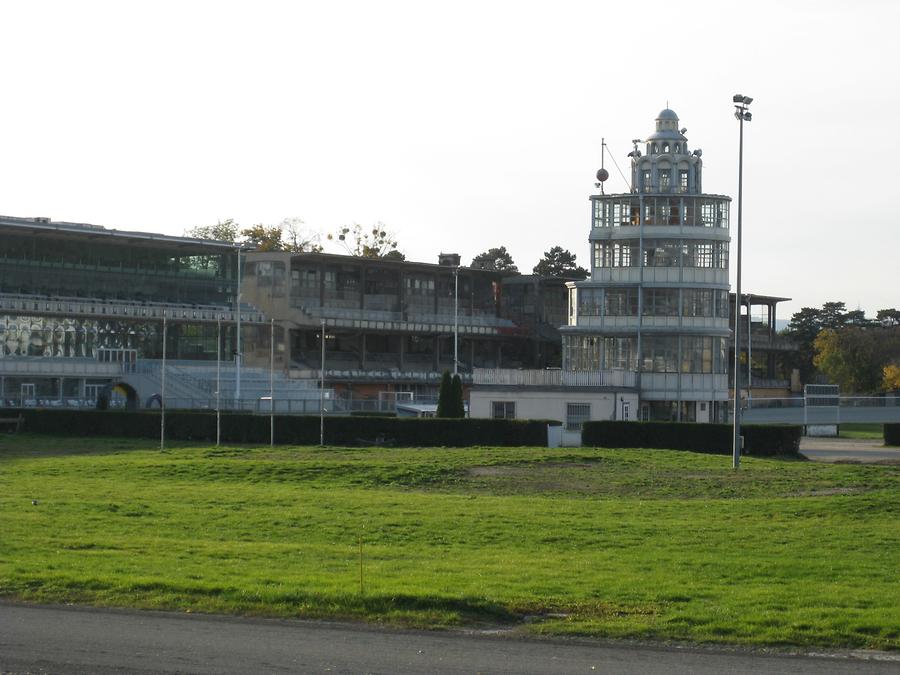 Tribüne und Zielrichterturm