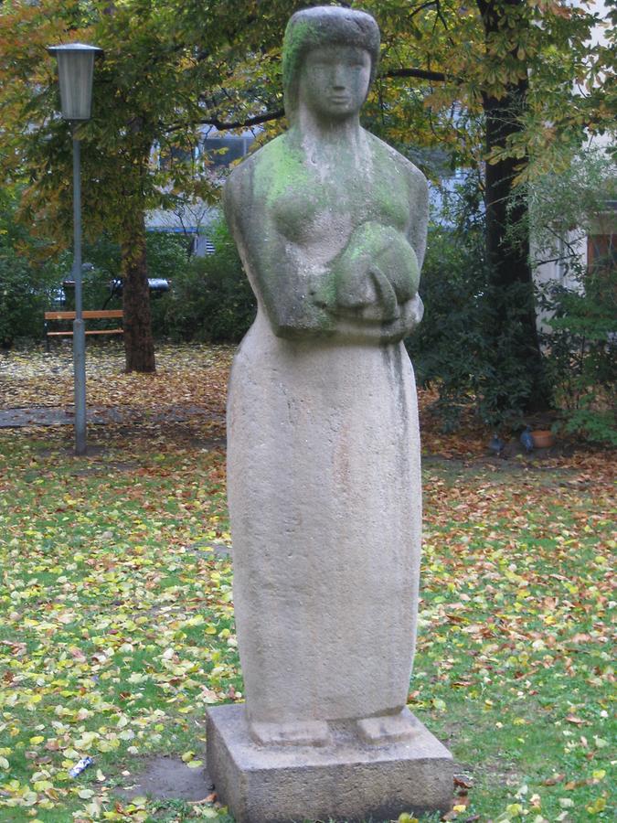 Steinplastik 'Frau mit Hasen' von Fred Gillesberger 1957