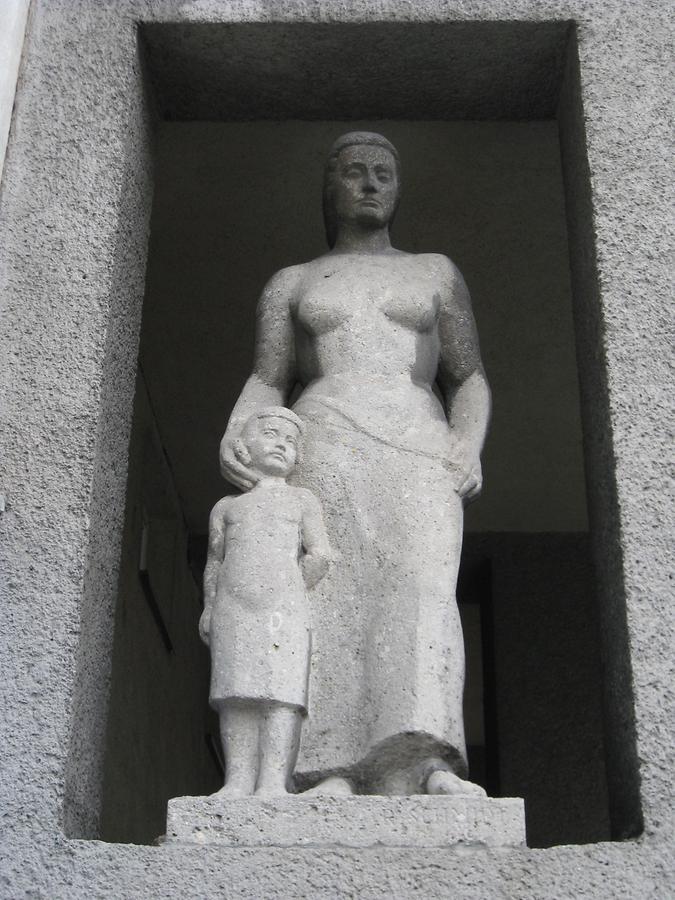 Steinplastik 'Weibliche Figur mit Kind' von Rudolf Schmidt 1959