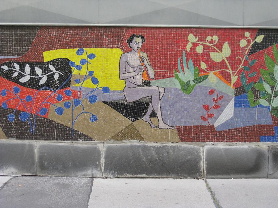 Mosaik 'Flötenspielerin' von Alfred Kornberger 1968