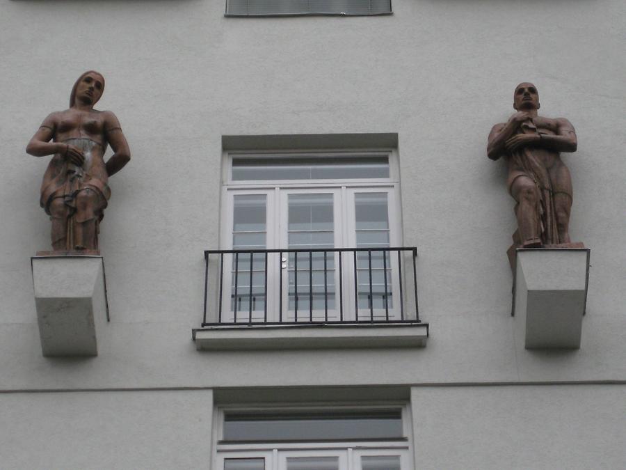 Männliche und weibliche Bronzeskulptur von Wilhelm Frass