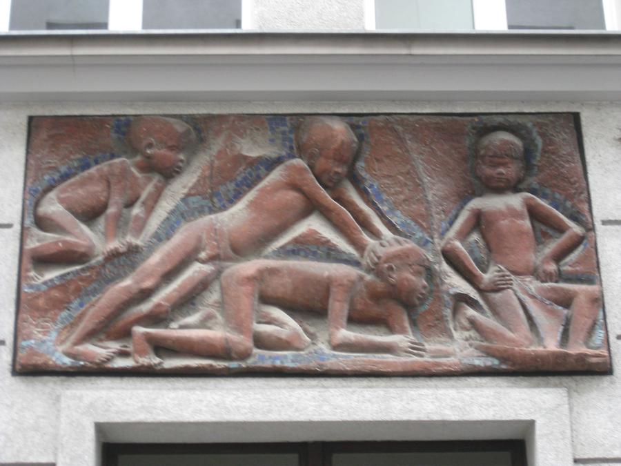 Kunststeinrelief-Supraporte 'Spielende Kinder' von Mea Bratusch 1951