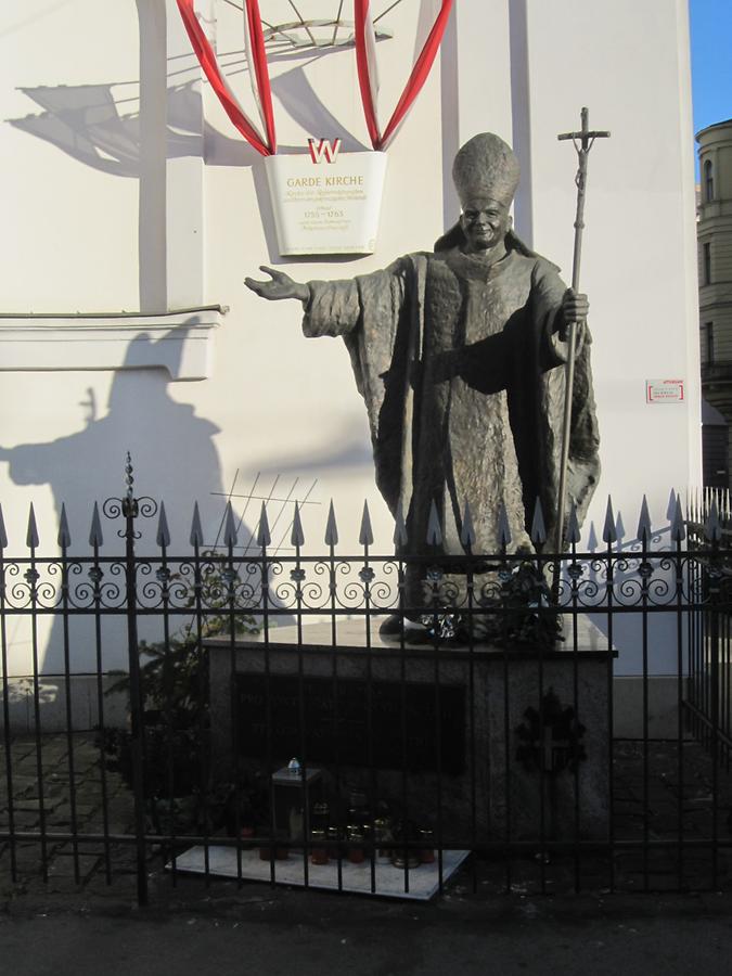 Papst Johannes Paul II-Denkmal vor der Gardekirche