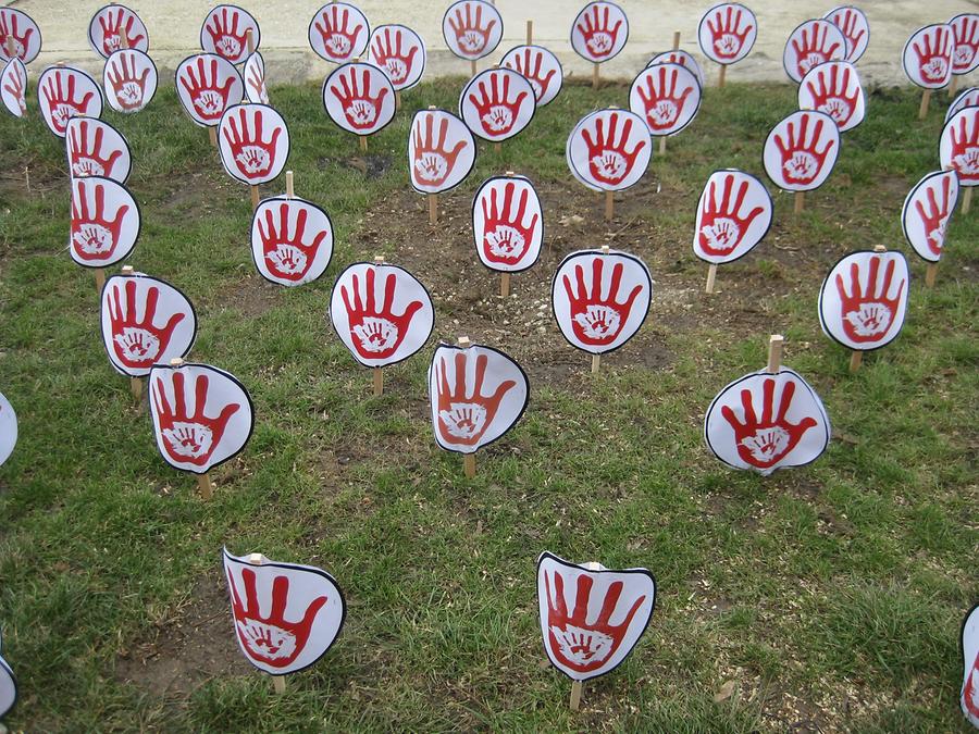 'red hand day'-Fähnchen zur Ausstellung 'childeren affected by war'