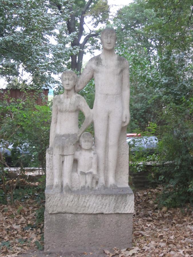 Steinplastik 'Familie' von Oskar Bottoli 1958