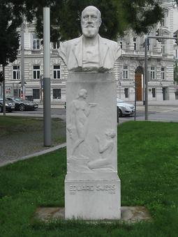 Seine Büste blickt am Schwarzenbergplatz zum Hochstrahlbrunnen