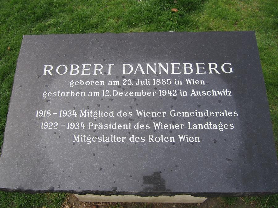 Robert Danneberg Gedenktafel auf Gedenkstein