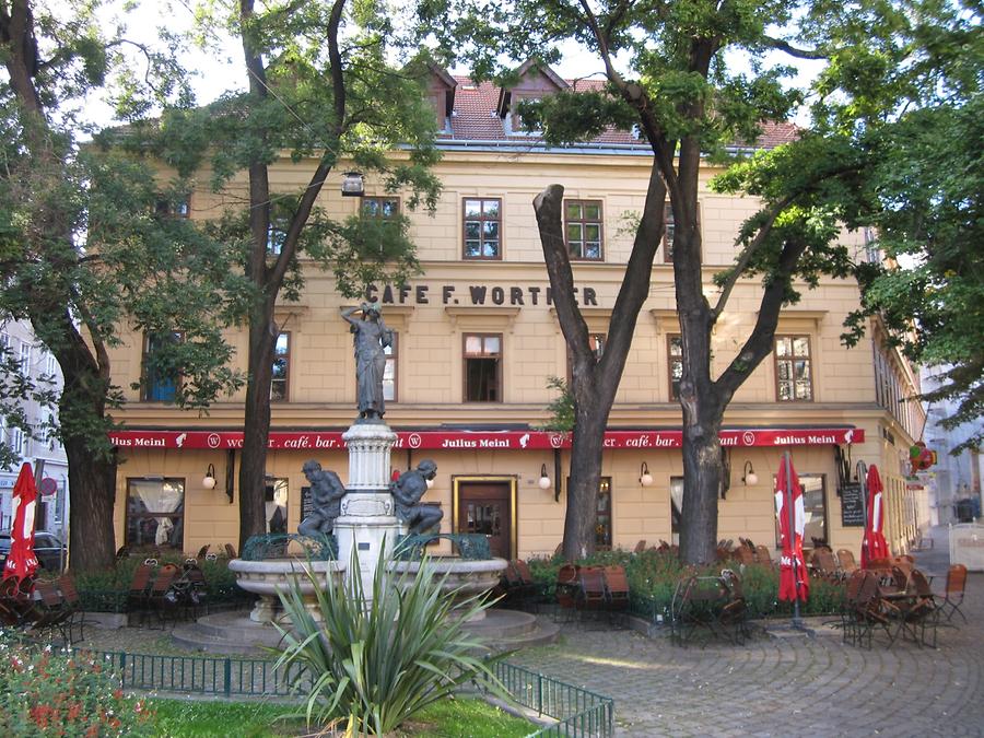 Café Wortner mit Engelbrunnen