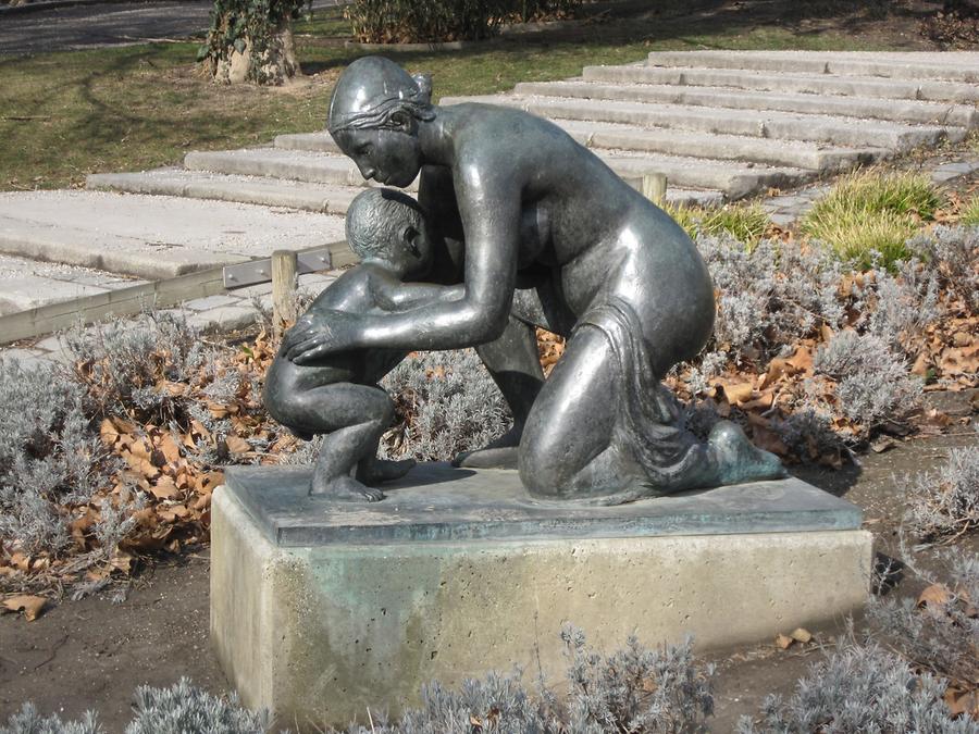 Bronzeskulptur 'Kniende Mutter mit Kind' von Georg Ehrlich