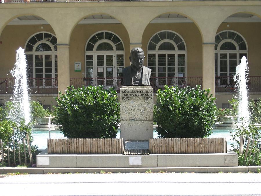 Ehrenhof mit Jakob Reumann Denkmal und Springbrunnen