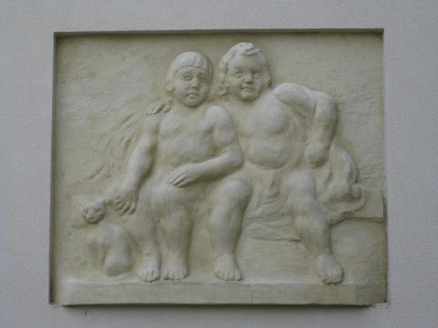 Natursteinrelief 'Zwei Putti' von Michael Drobil 1954