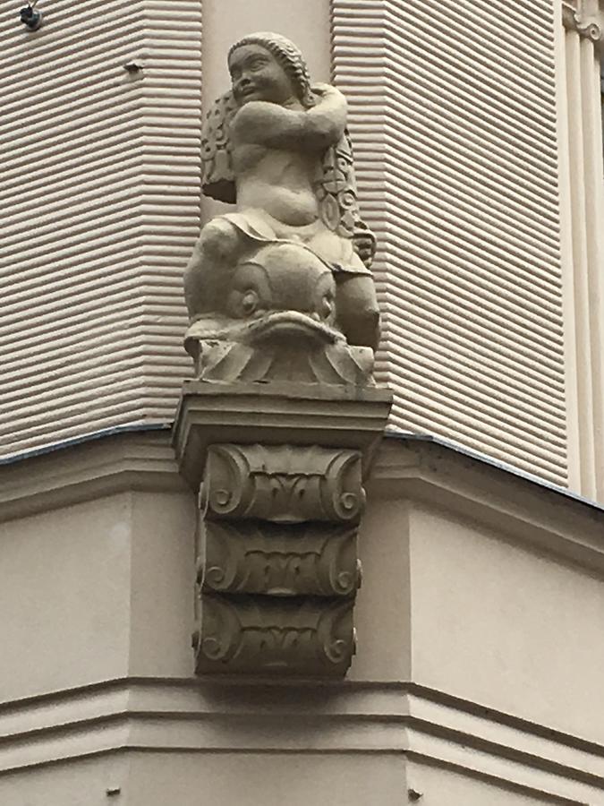 Putto auf Fisch