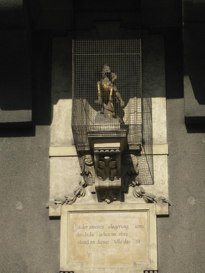 Kara Mustapha Gedenktafel mit vergoldeter Steinskulptur 'Türkischer Reiter'