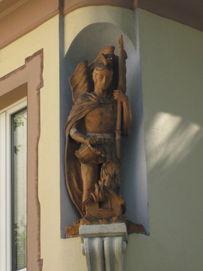 Figur St. Florian in Wandnische