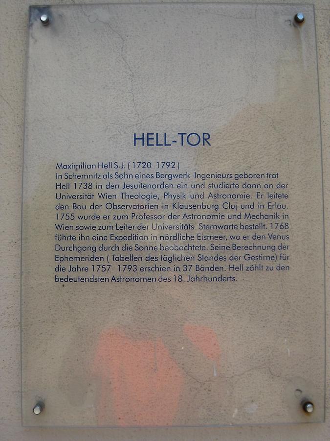 Gedenktafel am (Maximilian) Hell-Tor