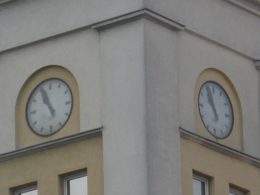 Uhr auf dem Direktionsgebäude