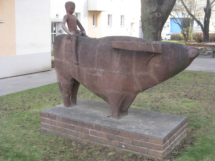 Plastik 'Wasserbüffel und Knabe' von Elisabeth Turolt 1951