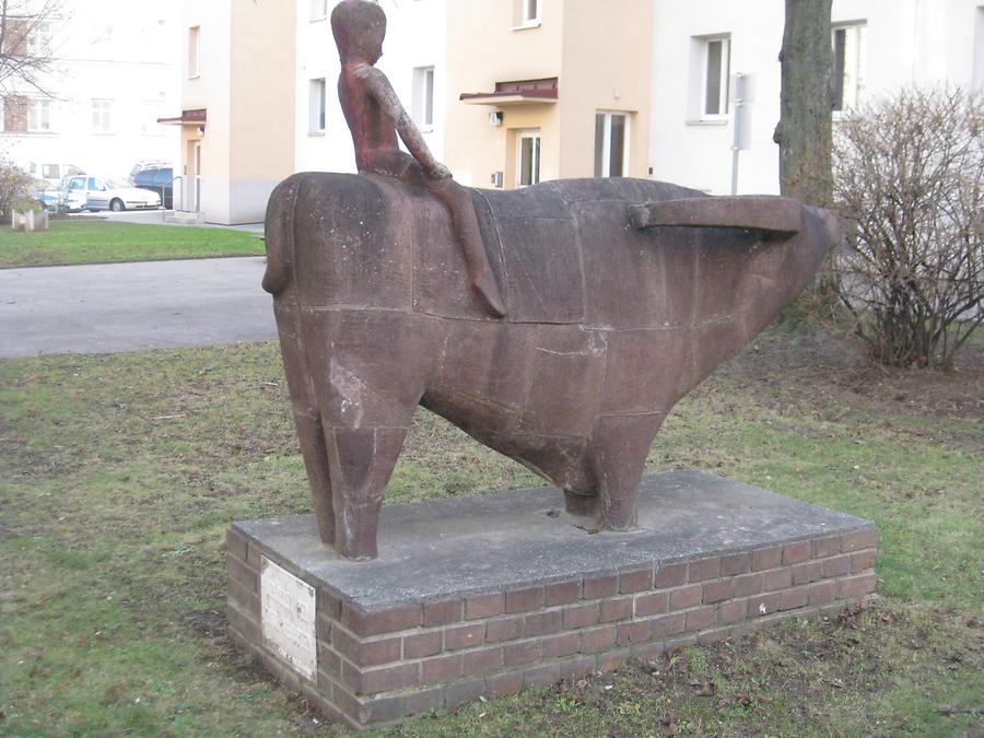 Plastik 'Wasserbüffel und Knabe' von Elisabeth Turolt 1951