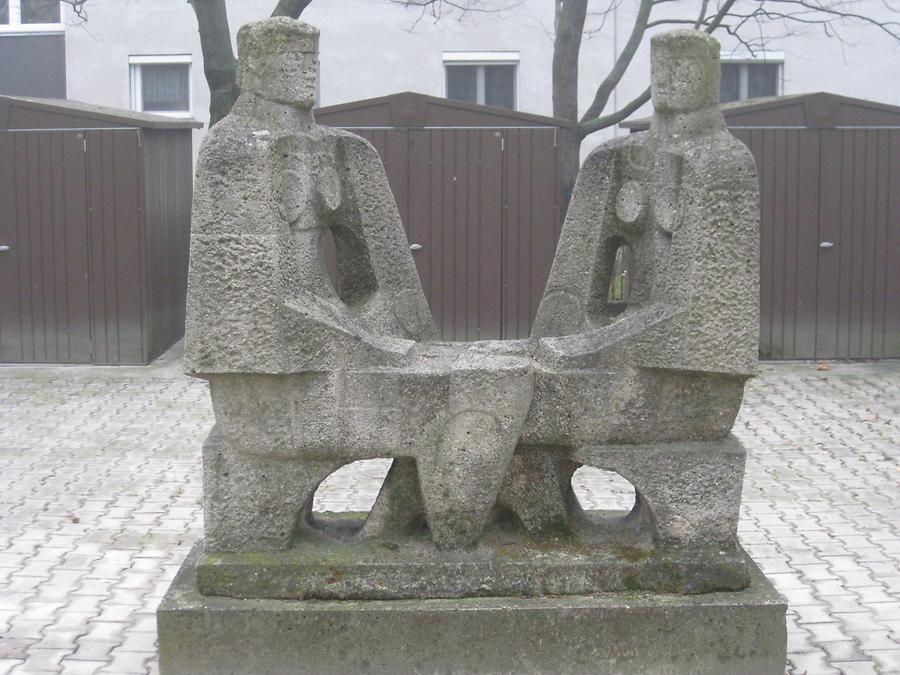 Steinplastik 'Sitzendes Paar' von Heinz Leinfellner 1970