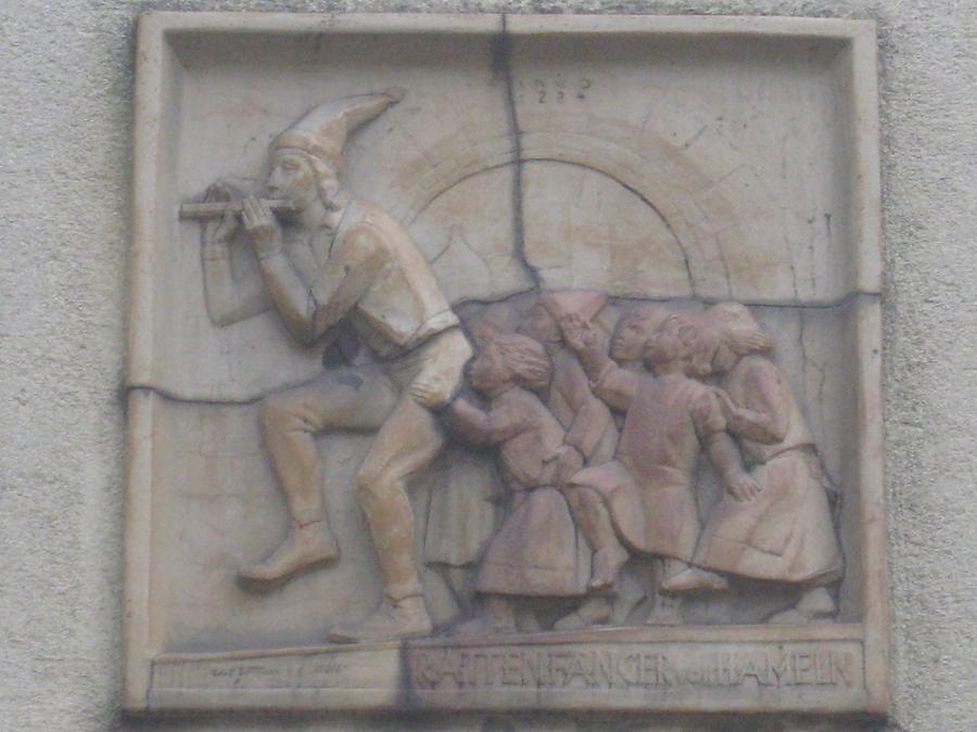 Terrakotta-Relief 'Rattenfänger von Hameln' von Adolf Wagner von der Mühl 1933