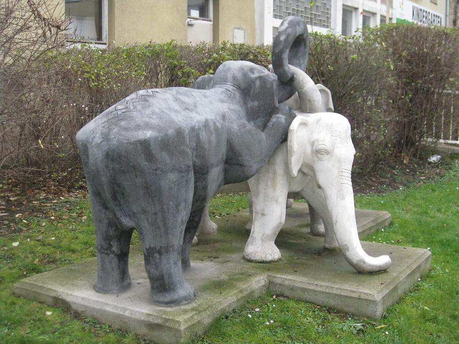 Plastik '3 kleine Elefanten' von Ilse Pompe-Niederführ