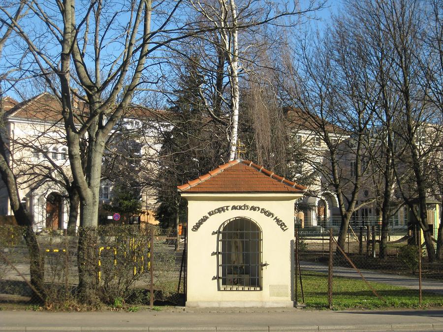Neulandschule mit Göppelkreuzkapelle