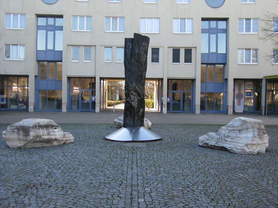 Metallskulptur 'Stele mit 3 Findlingen' von German Pizzinini 1988