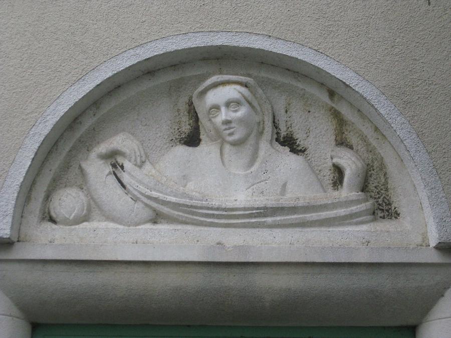 Natursteinrelief 'Stickerin' von Margarete Bistron-Lausch