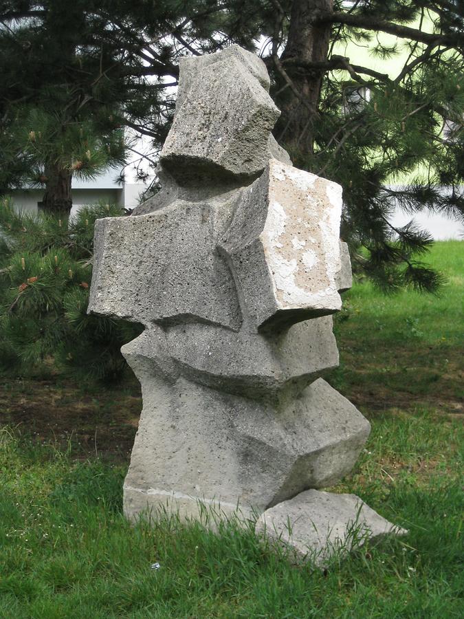 Natursteinplastik 'Sphärisch-kretatürliche Figur' von Otto Höfinger 1971