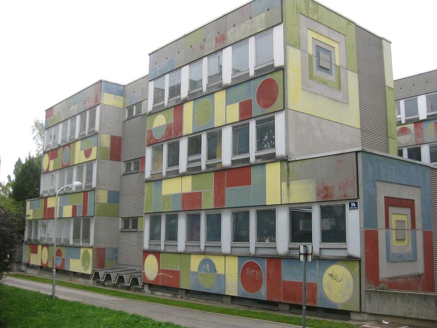 Fassade 'Abstraktion' von Peter Holowka 1973