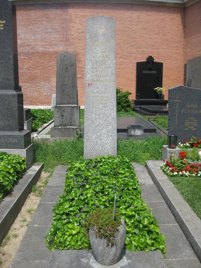 Grab von Wilhelm Frass, Bildhauer 1886-1968