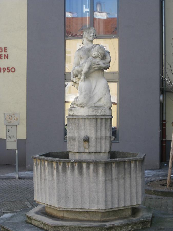 Brunnen mit Plastik 'Mutterglück' von Michael Drobil 1953